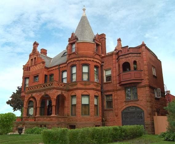 Schuster Mansion Bed & Breakfast - Airport shuttle hotel near MKE