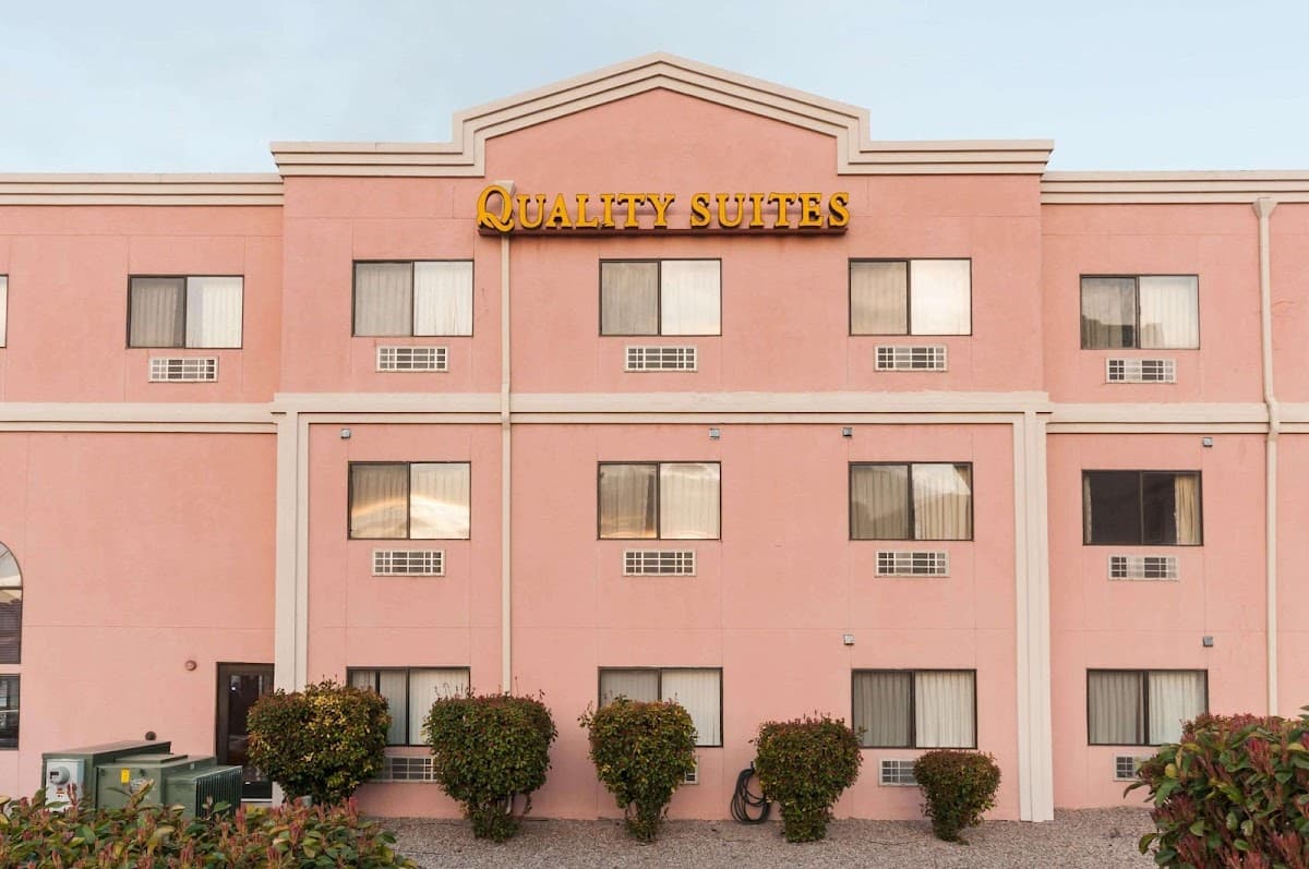 Quality Suites Albuquerque Airport - Airport shuttle hotel near ABQ