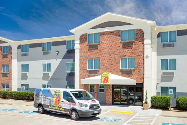 Super 8 by Wyndham Bedford DFW Airport West - Airport shuttle hotel near DFW