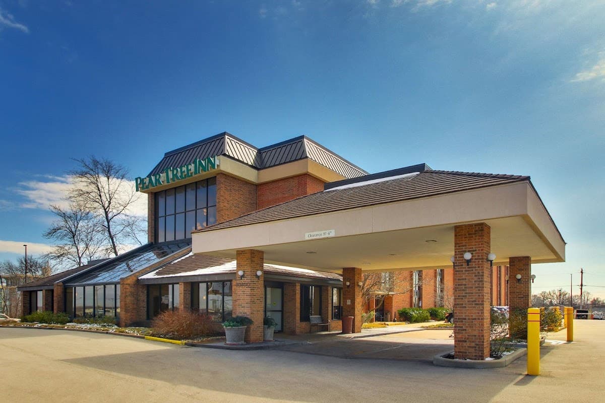 Pear Tree Inn St. Louis Airport - Airport shuttle hotel near STL