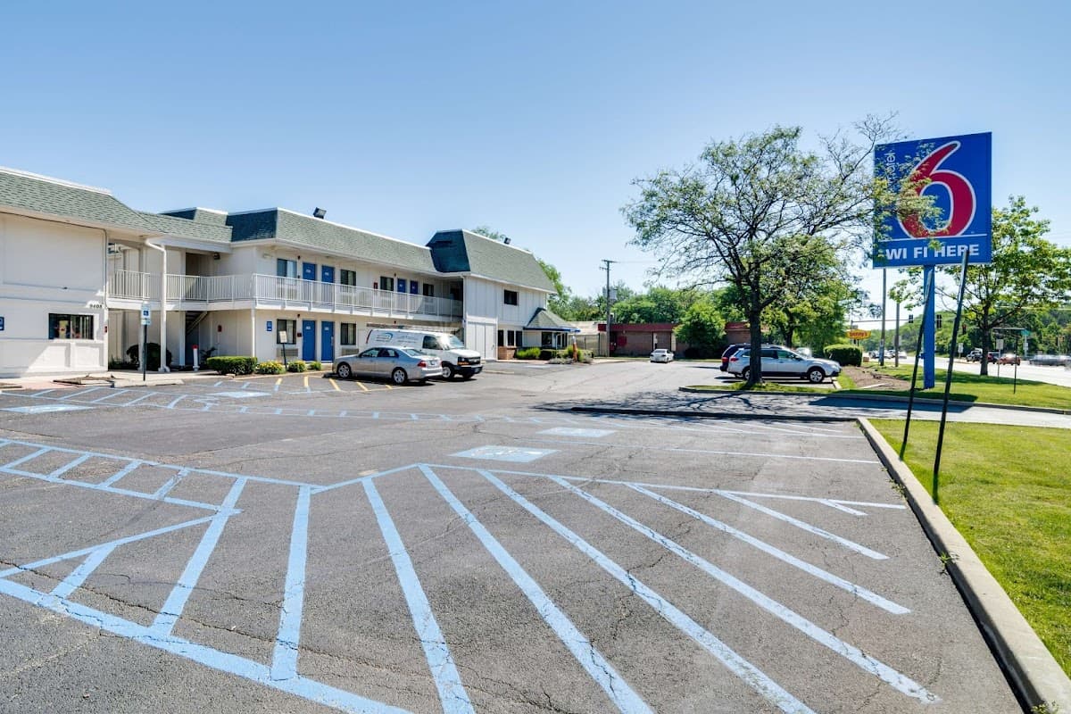 Motel 6 Schiller Park, IL - Chicago O'Hare - Airport shuttle hotel near ORD