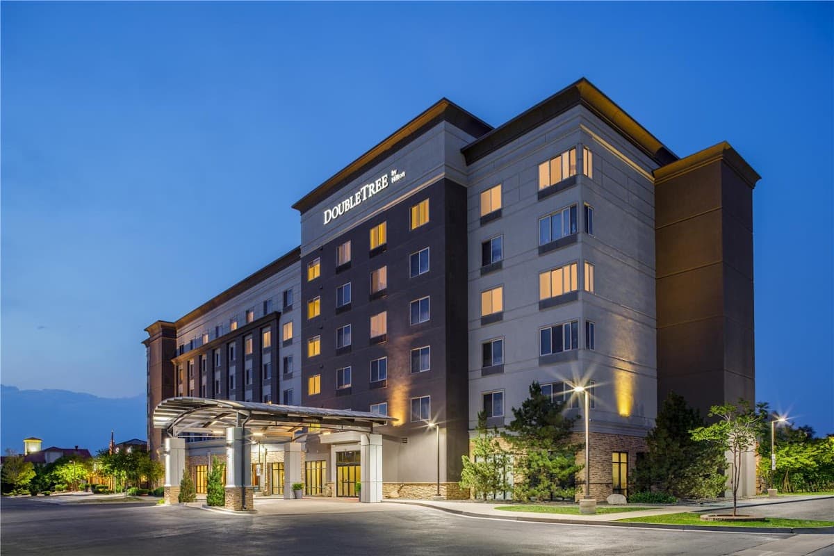 DoubleTree by Hilton Denver International Airport - Airport shuttle hotel near DEN