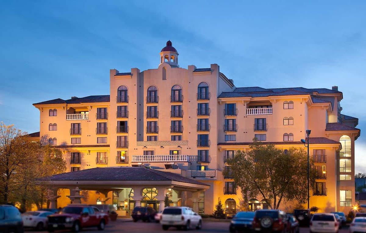 Embassy Suites by Hilton Indianapolis North - Airport shuttle hotel near IND
