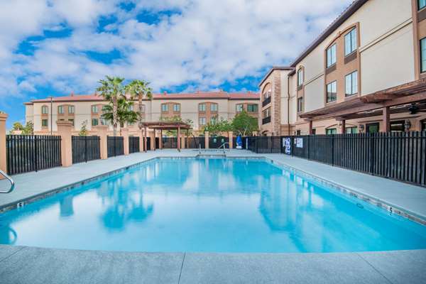 La Quinta Inn & Suites by Wyndham Las Vegas Airport South - Airport shuttle hotel near LAS