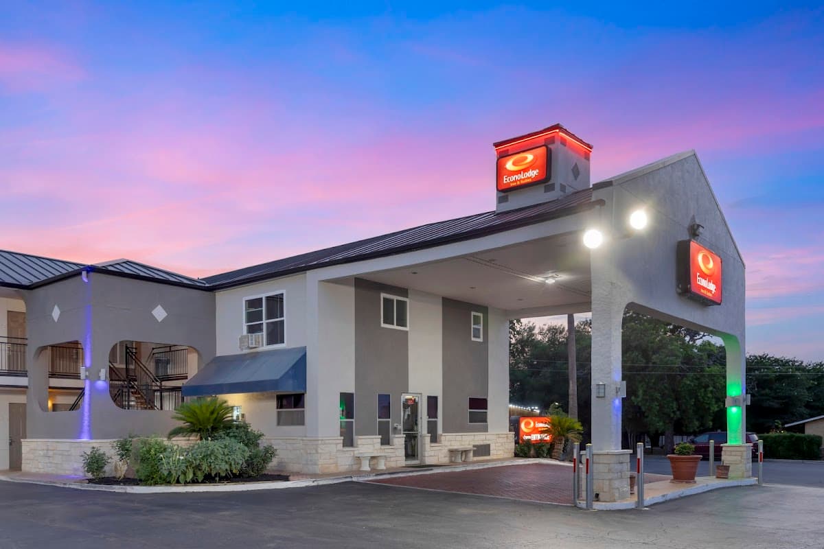 Econo Lodge Inn & Suites Near Lackland AFB - Airport shuttle hotel near SAT