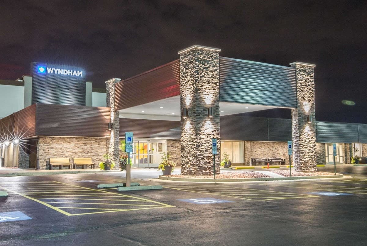 Wyndham Chicago O'Hare - Airport shuttle hotel near ORD