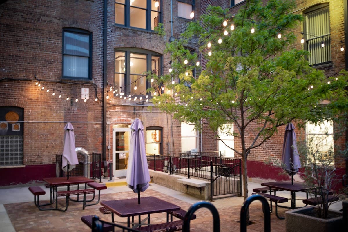 11th Avenue Hostel - Airport shuttle hotel near DEN