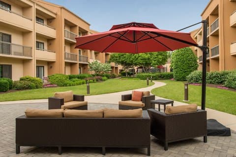 Courtyard by Marriott Dulles Airport Chantilly - Airport shuttle hotel near IAD