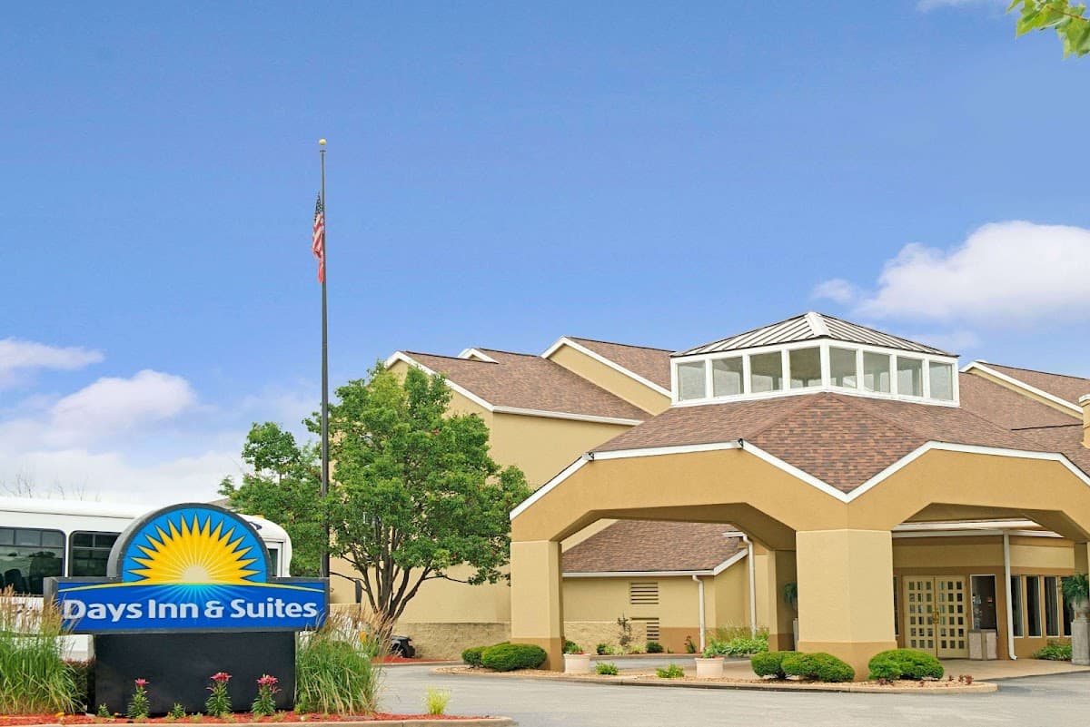 Days Inn & Suites by Wyndham St. Louis/Westport Plaza - Airport shuttle hotel near STL