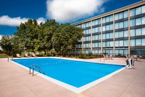 Four Points by Sheraton Kansas City Airport - Airport shuttle hotel near MCI