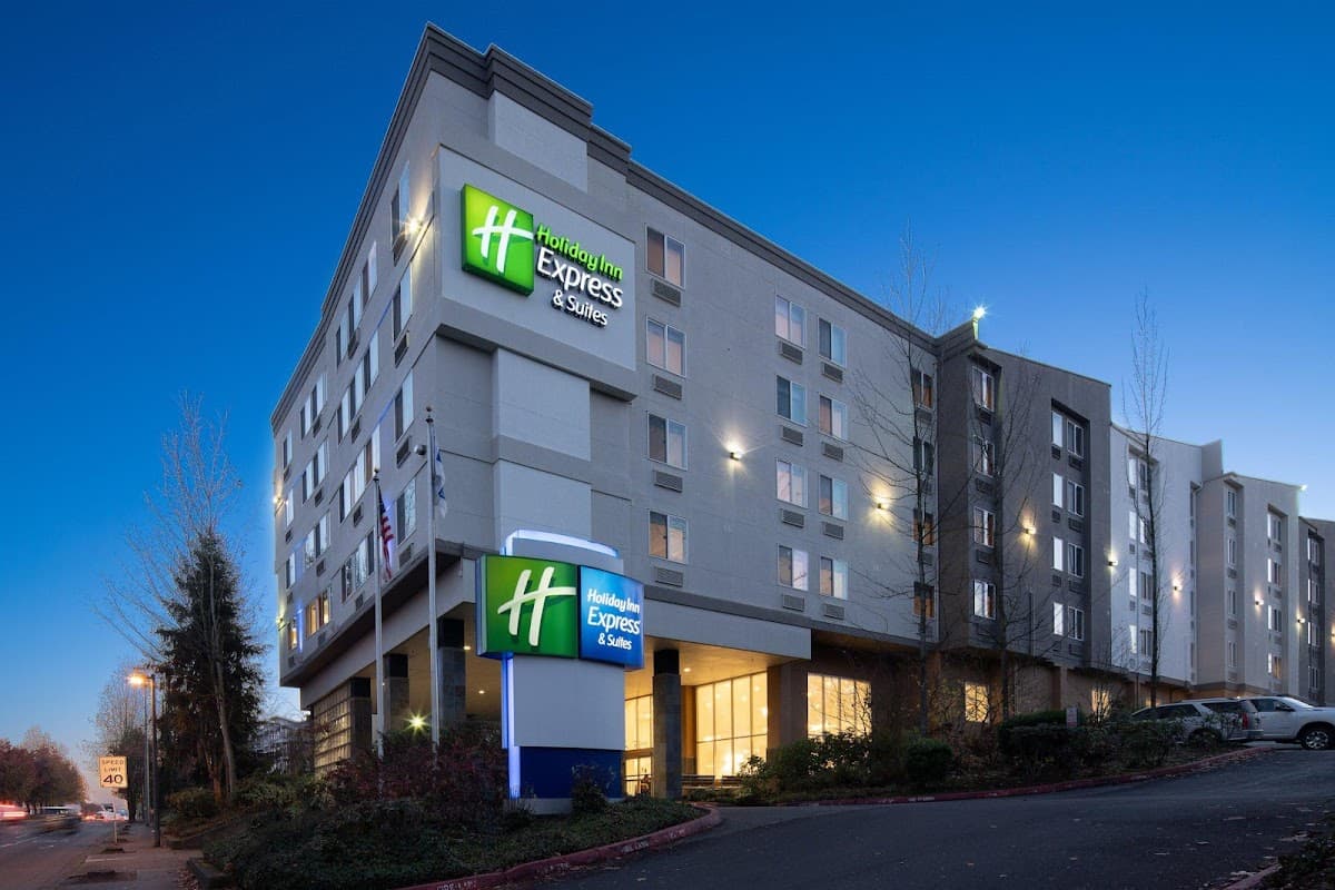 Holiday Inn Express & Suites Seattle-Sea-Tac Airport by IHG - Airport shuttle hotel near SEA