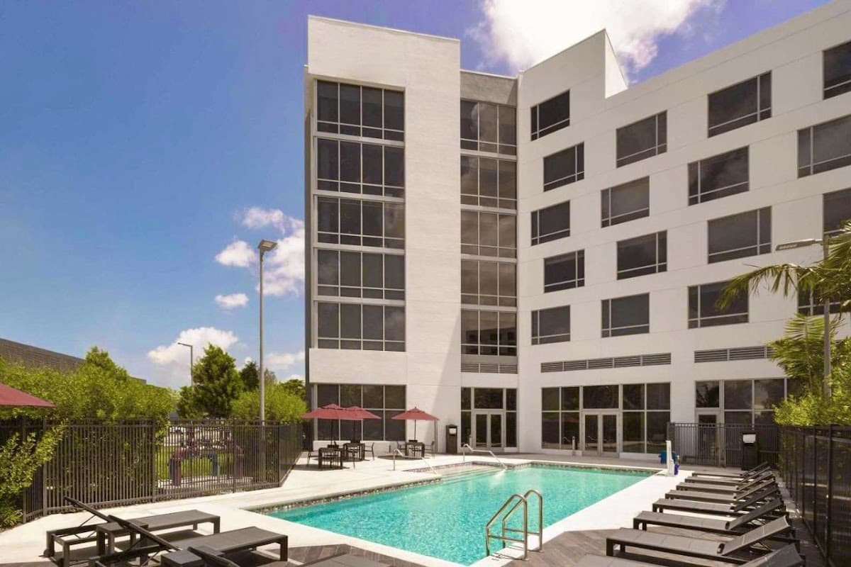 Kompose Boutique Hotel Miami Airport - Airport shuttle hotel near MIA