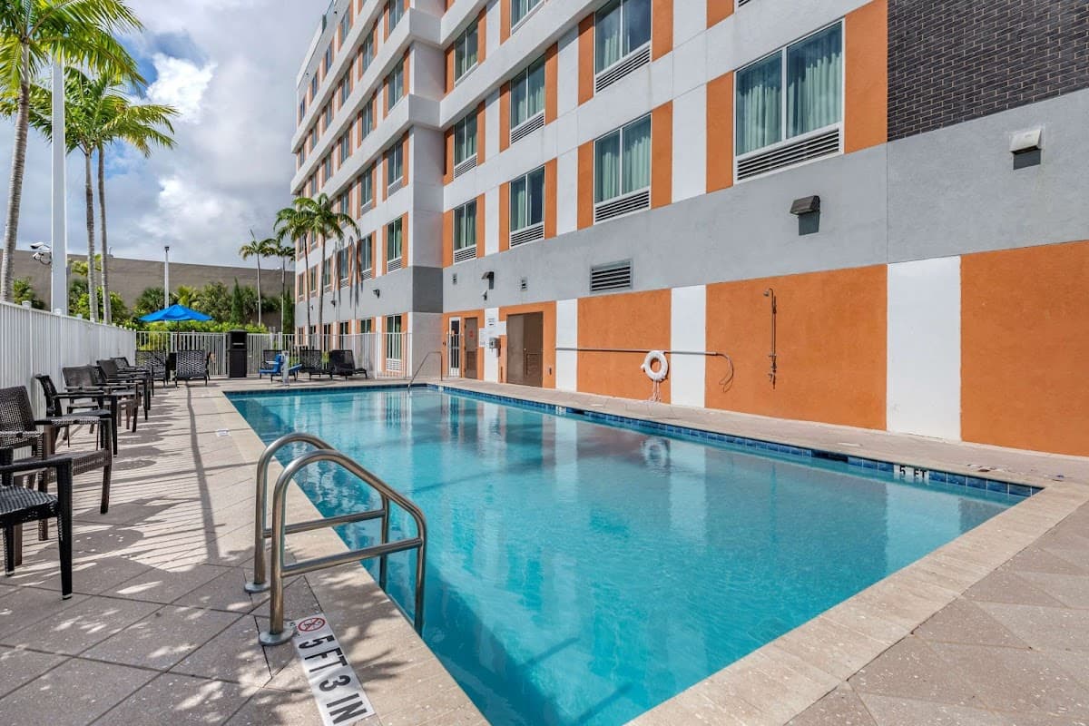 Comfort Suites Fort Lauderdale Airport & Cruise Port - Airport shuttle hotel near FLL