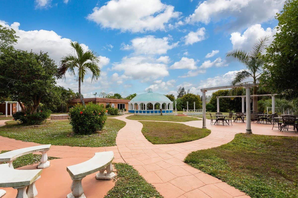 Days Inn by Wyndham Fort Myers Springs Resort - Airport shuttle hotel near RSW