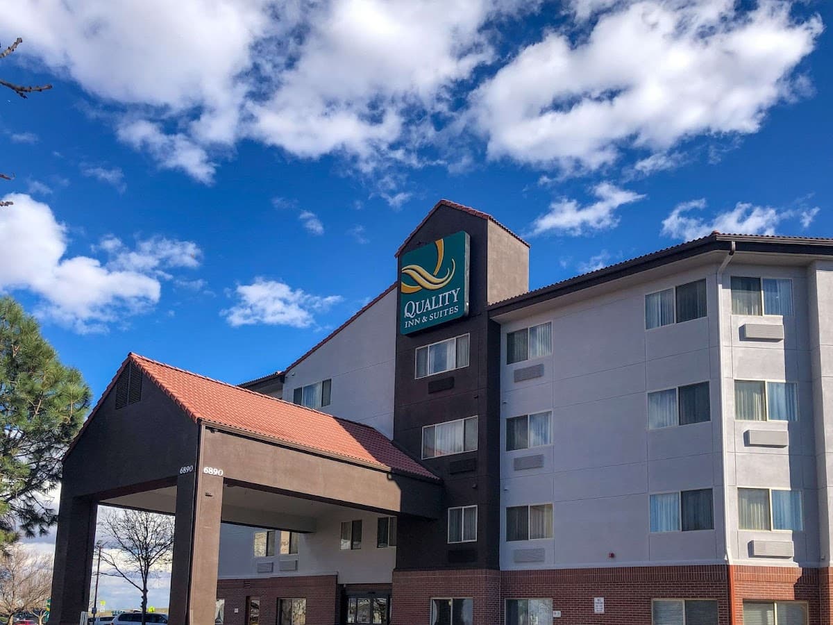 Quality Inn & Suites Denver International Airport - Airport shuttle hotel near DEN