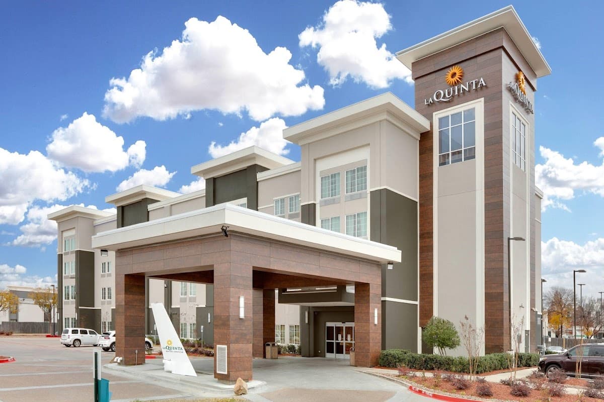 La Quinta Inn & Suites by Wyndham Dallas Love Field - Airport shuttle hotel near DAL