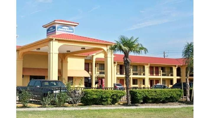 Howard Johnson by Wyndham Houston Heights/Downtown - Airport shuttle hotel near HOU