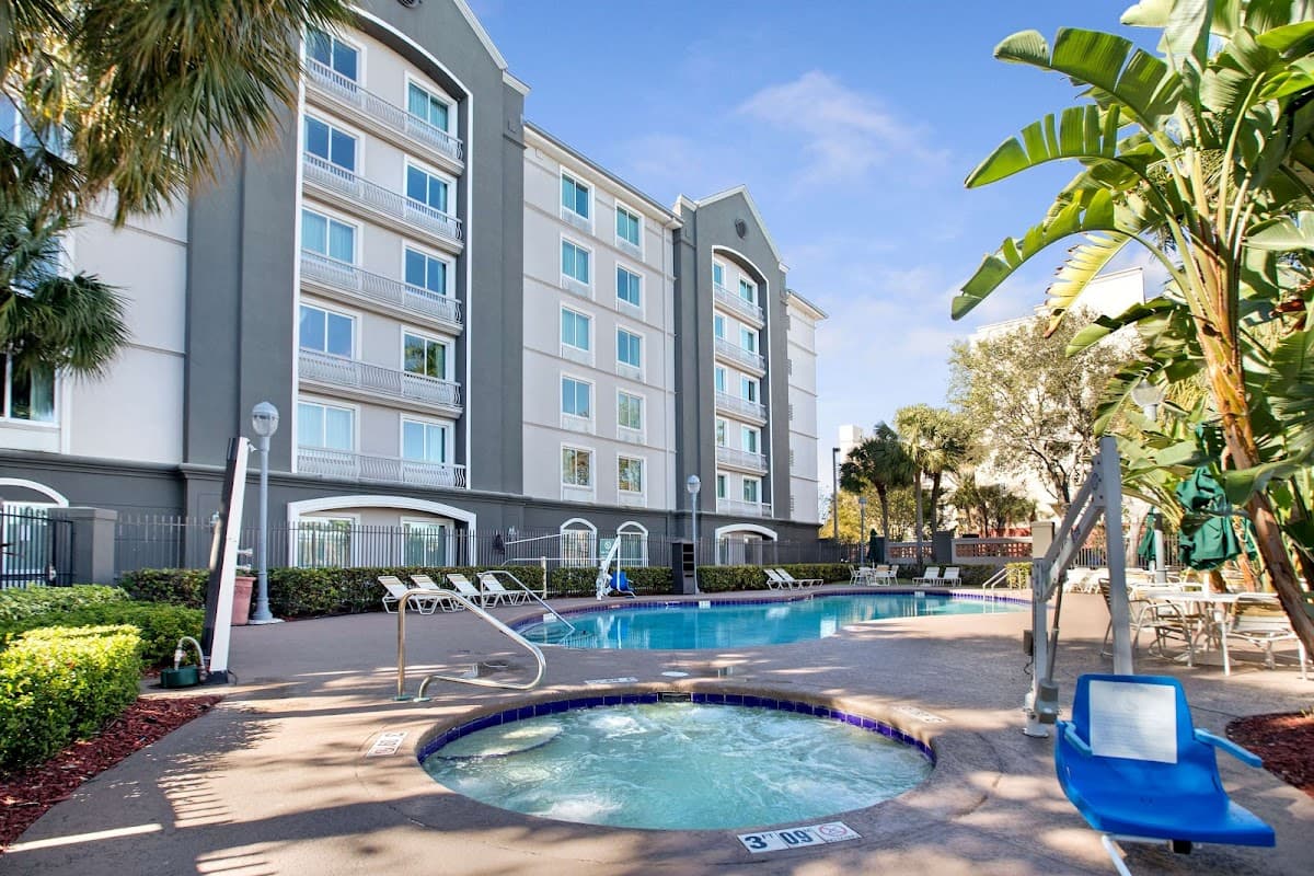 La Quinta Inn & Suites by Wyndham Ft. Lauderdale Airport - Airport shuttle hotel near FLL