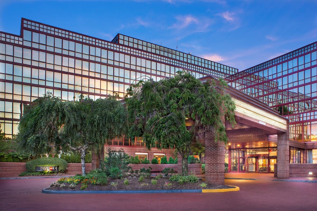 DoubleTree by Hilton New York LaGuardia Airport - Airport shuttle hotel near LGA
