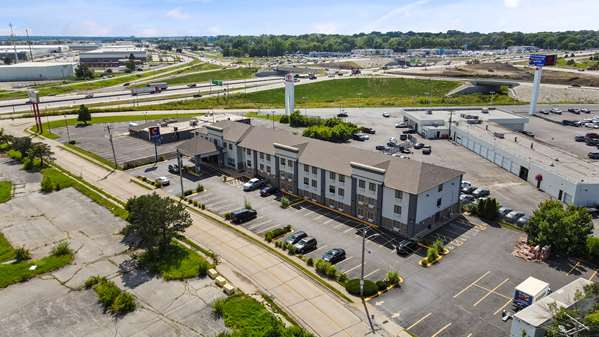 Comfort Inn & Suites Hazelwood - St. Louis - Airport shuttle hotel near STL