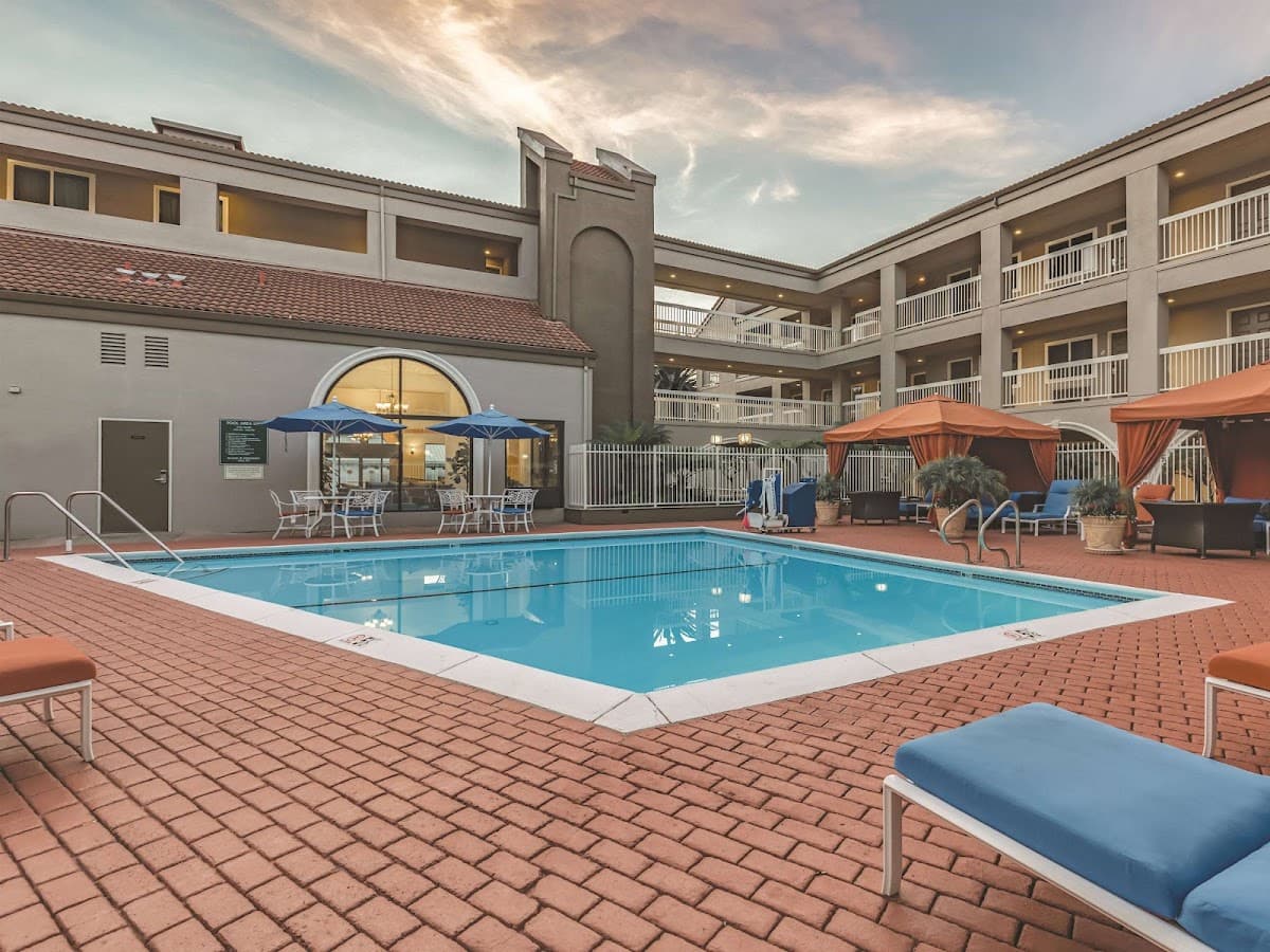 La Quinta Inn & Suites by Wyndham San Francisco Airport West - Airport shuttle hotel near SFO