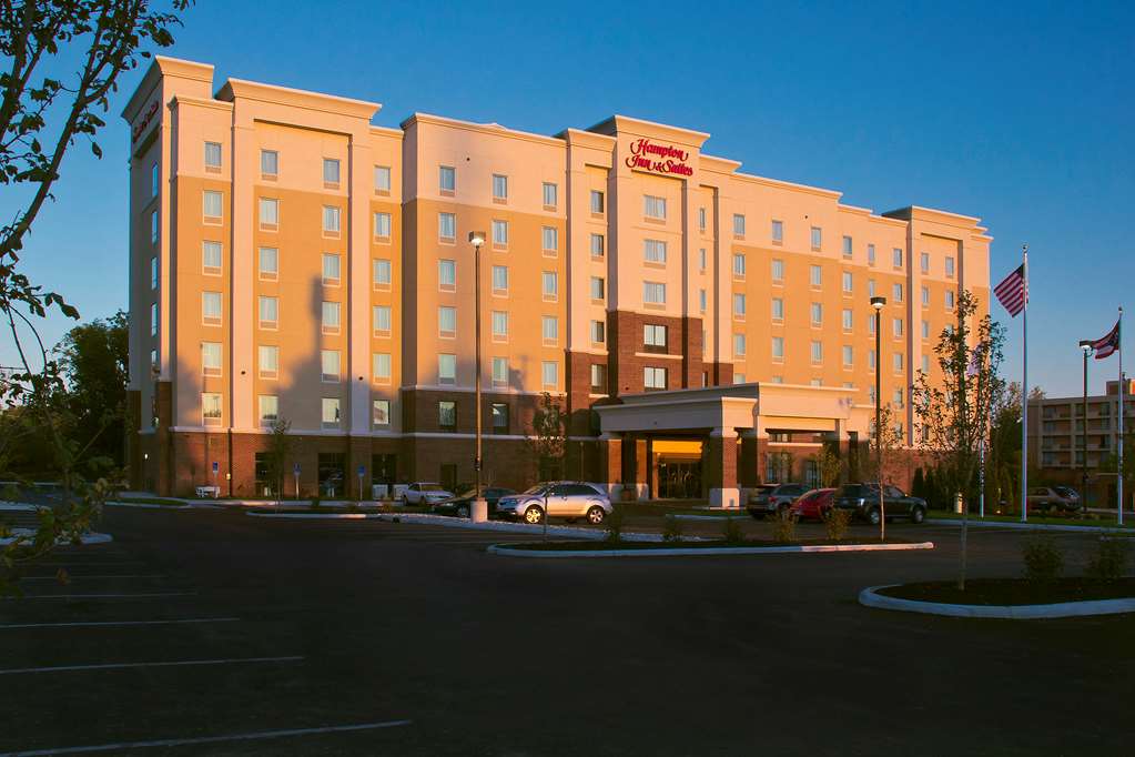 Hampton Inn & Suites Columbus/University Area - Airport shuttle hotel near CMH