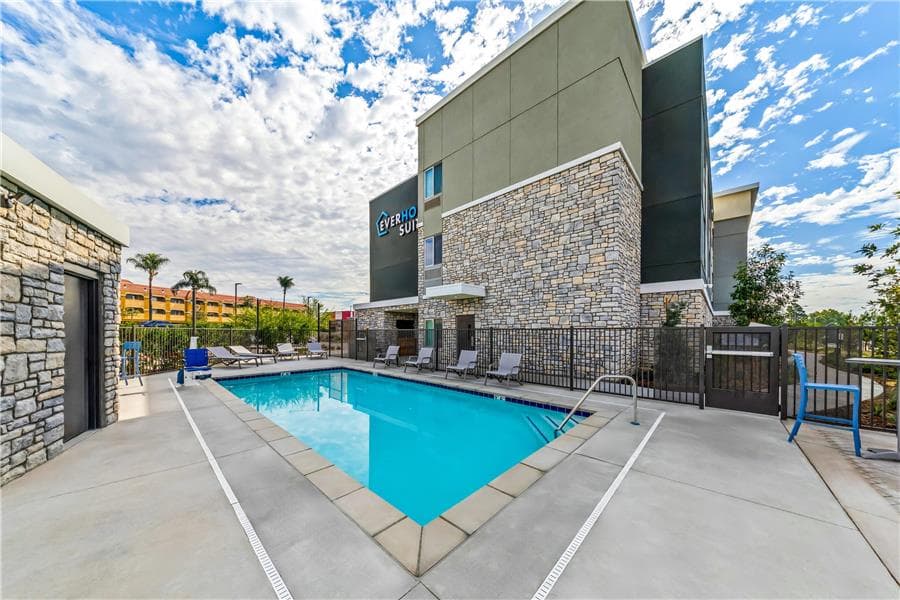Everhome Suites Ontario - Airport shuttle hotel near ONT