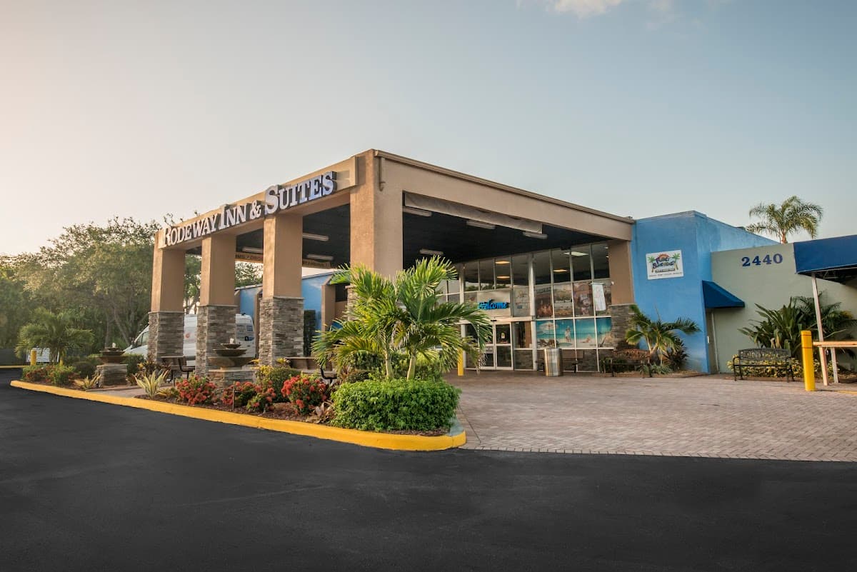 Rodeway Inn & Suites Fort Lauderdale Airport & Port Everglades Cruise Port Hotel - Airport shuttle hotel near FLL