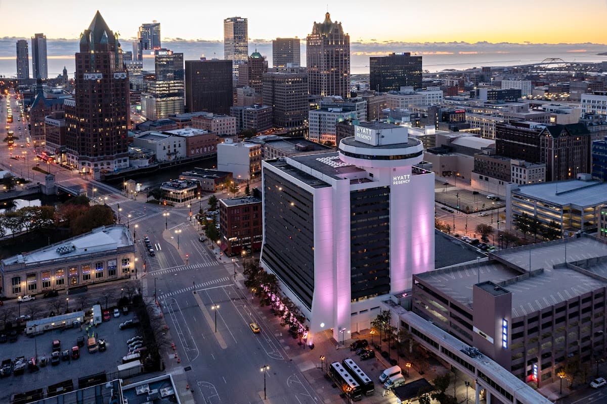 Hyatt Regency Milwaukee - Airport shuttle hotel near MKE