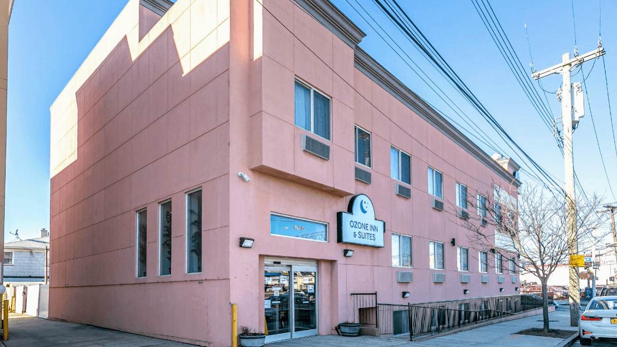Ozone Inn & Suites - Airport shuttle hotel near JFK