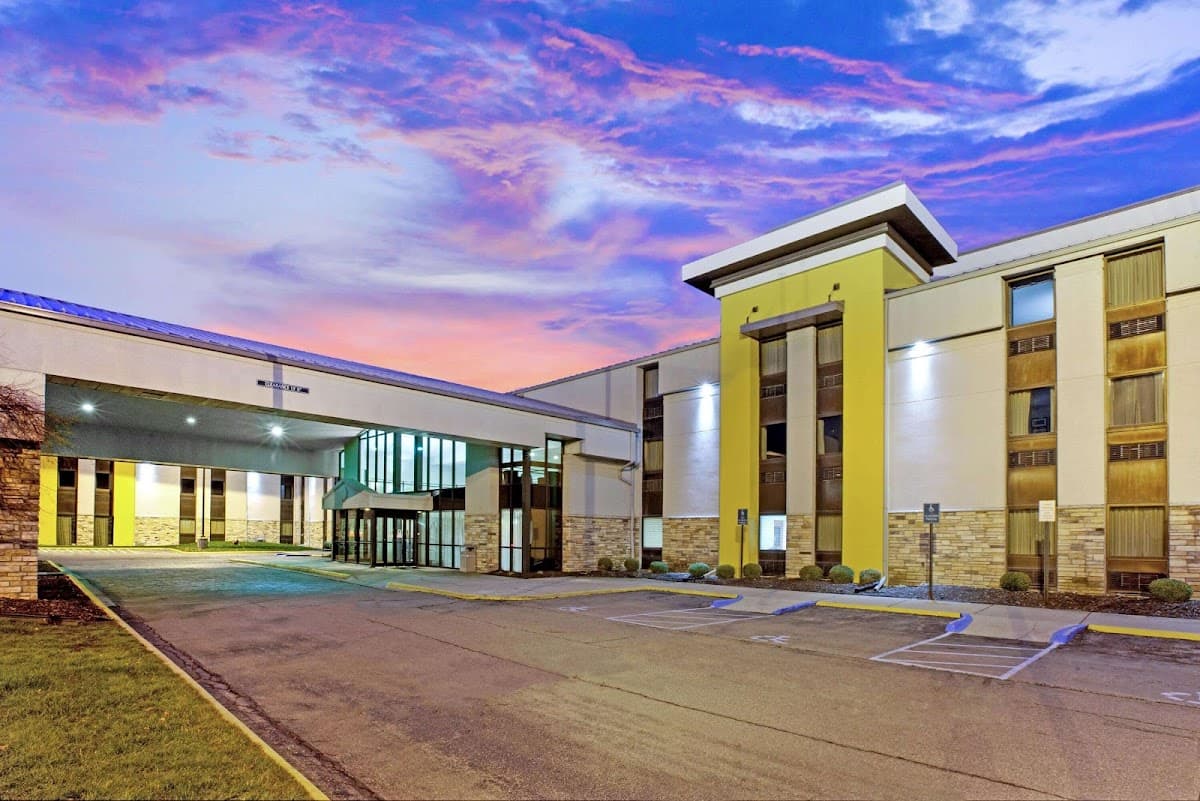 La Quinta Inn & Suites by Wyndham Detroit Metro Airport - Airport shuttle hotel near DTW