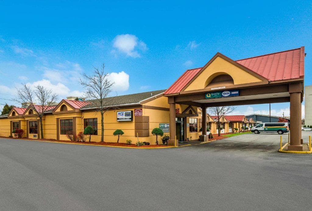 Quality Inn Buffalo Airport - Airport shuttle hotel near BUF