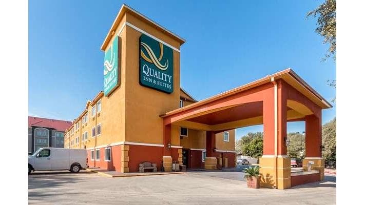 Quality Inn & Suites SeaWorld North - Airport shuttle hotel near SAT