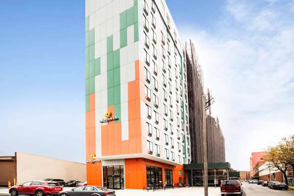 La Quinta Inn and Suites by Wyndham Long Island City - Airport shuttle hotel near LGA