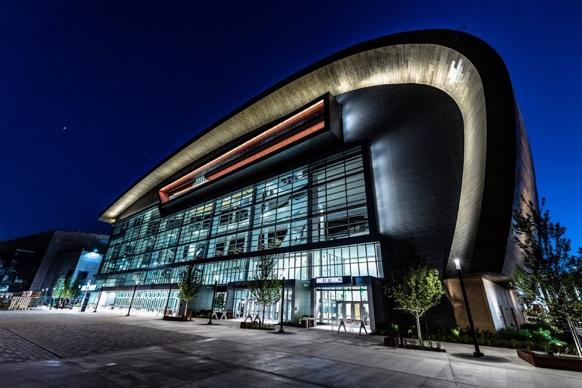 Holiday Inn Milwaukee Riverfront by IHG - Airport shuttle hotel near MKE