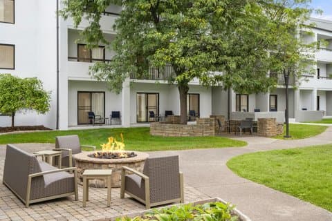 Courtyard by Marriott Detroit Metro Airport Romulus - Airport shuttle hotel near DTW