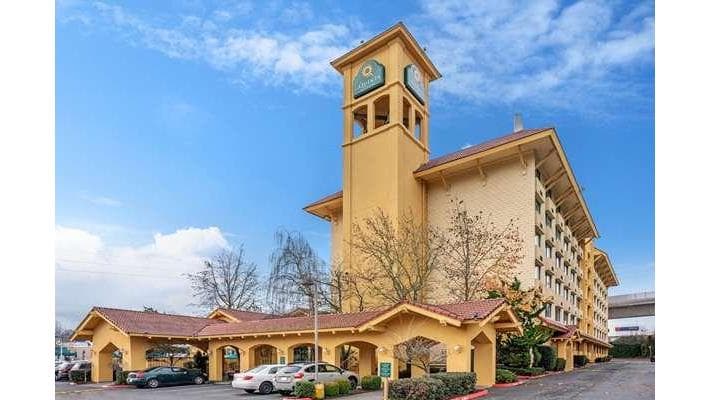 La Quinta Inn & Suites by Wyndham Seattle Sea-Tac Airport - Airport shuttle hotel near SEA