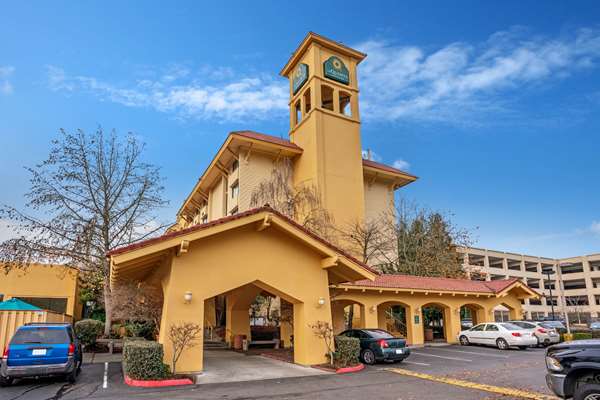 La Quinta Inn & Suites by Wyndham Seattle Sea-Tac Airport - Airport shuttle hotel near SEA