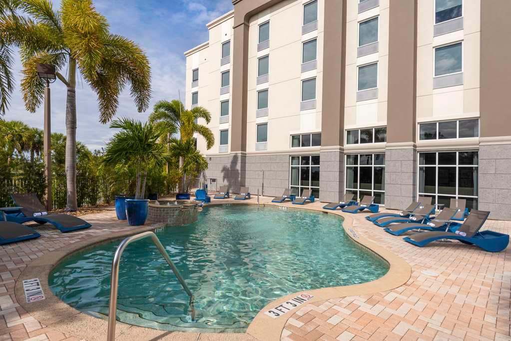 Hampton Inn & Suites Fort Myers-Colonial Blvd. - Airport shuttle hotel near RSW