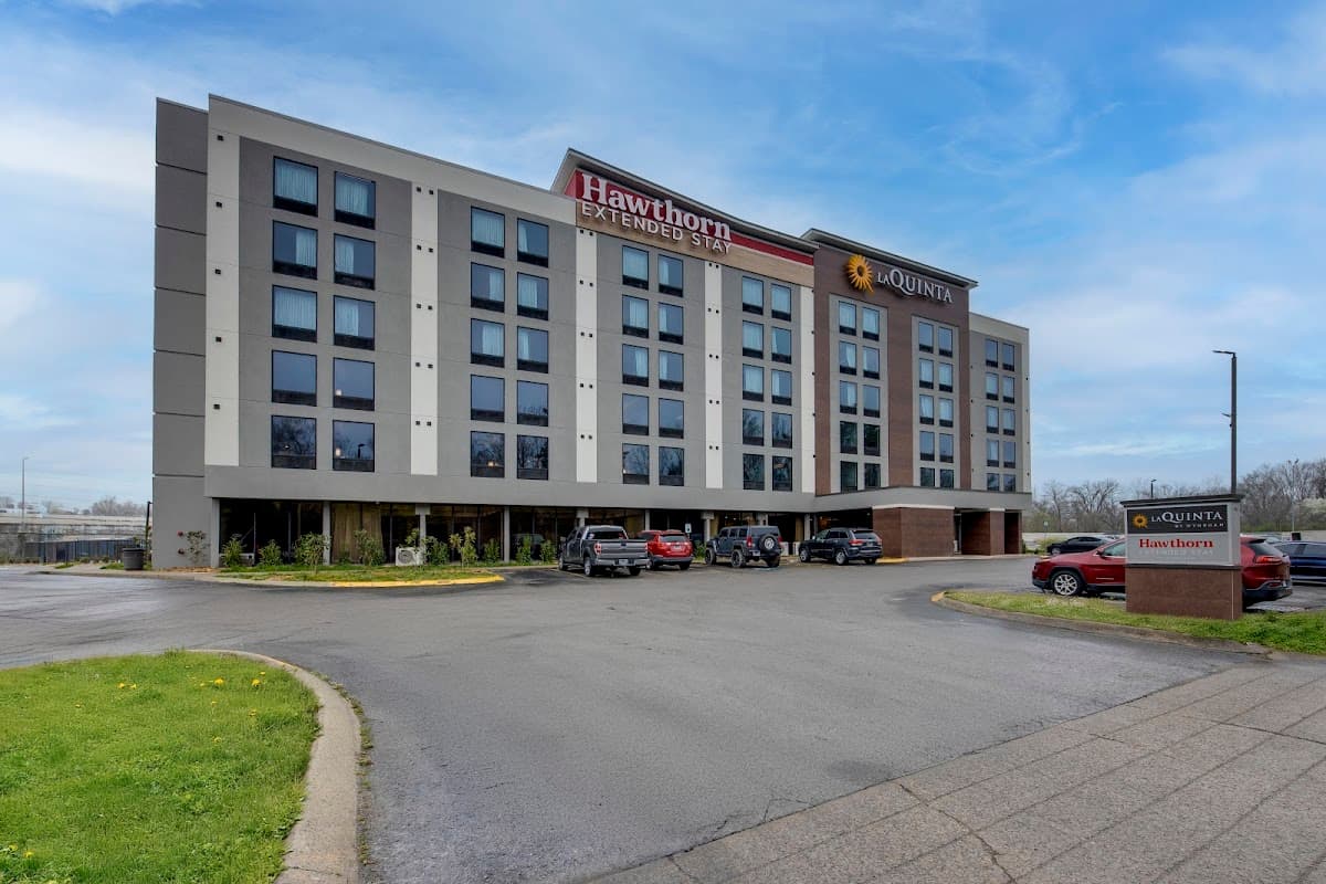 La Quinta Inn & Suites by Wyndham Nashville Airport/Opryland - Airport shuttle hotel near BNA