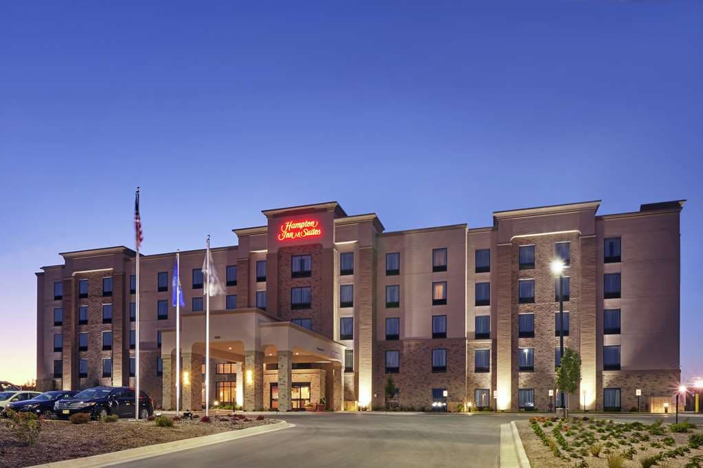 Hampton Inn & Suites Milwaukee/Franklin - Airport shuttle hotel near MKE