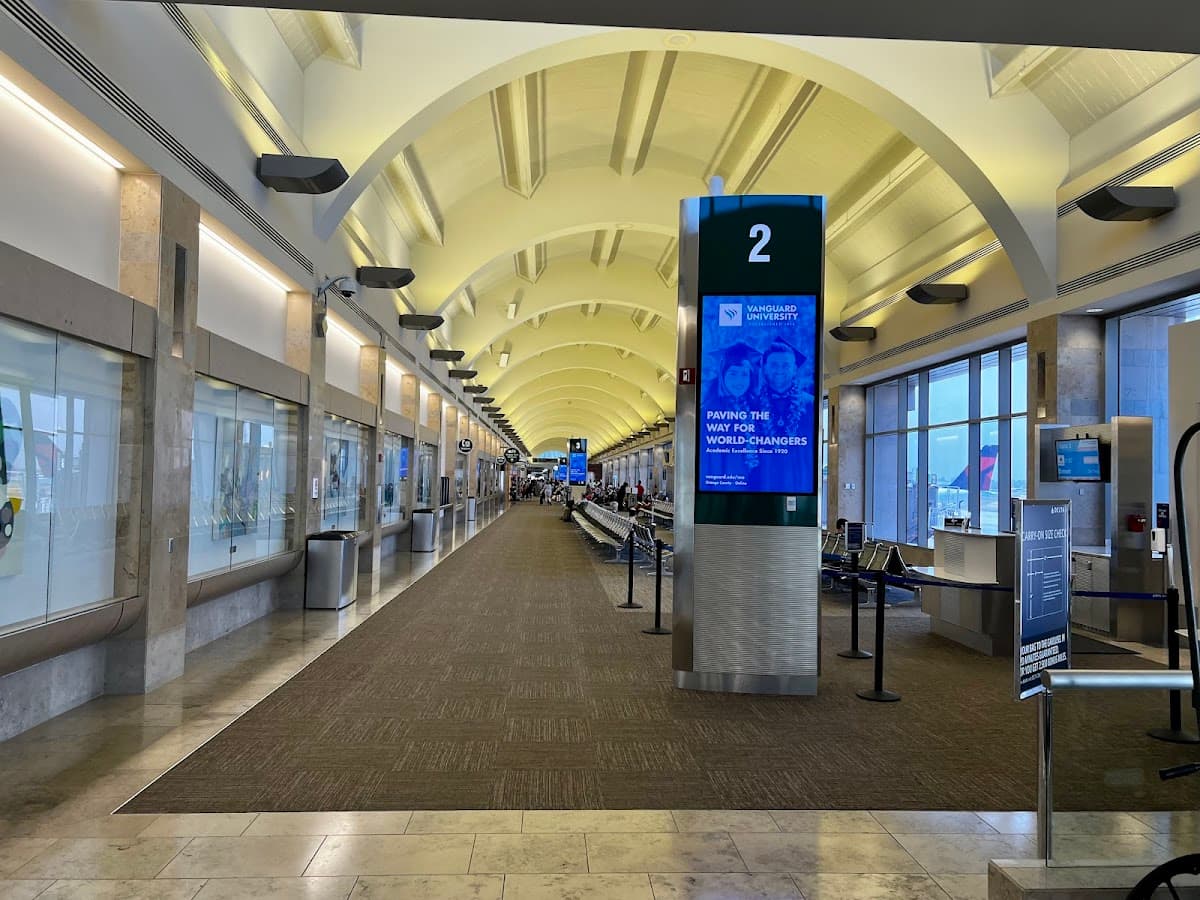 John Wayne Airport - Airport shuttle hotel near SNA