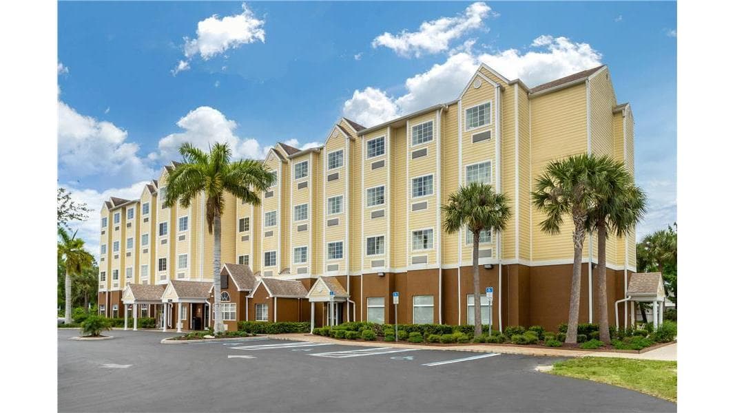 Quality Inn & Suites Lehigh Acres Fort Myers - Airport shuttle hotel near RSW