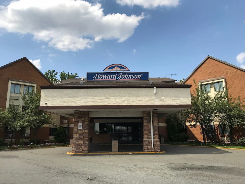 Howard Johnson by Wyndham Newark Airport - Airport shuttle hotel near LGA