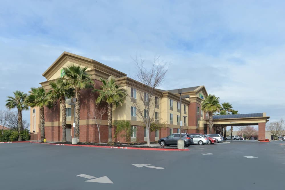 Holiday Inn Express Woodland, an IHG Hotel - Airport shuttle hotel near SMF