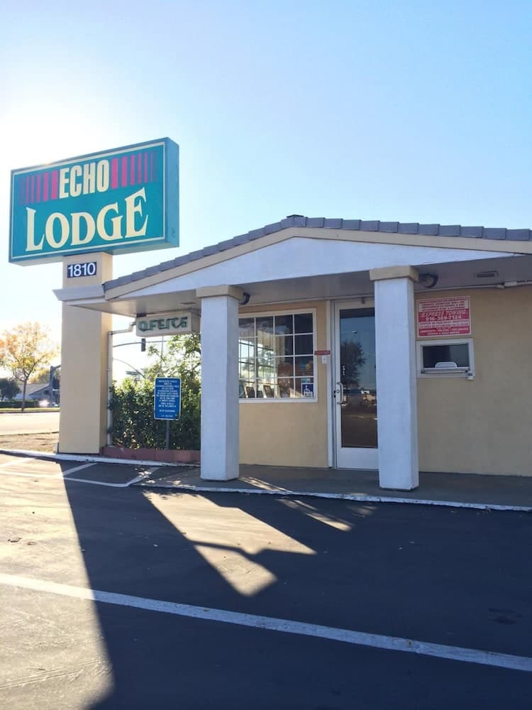 Echo Lodge - West Sacramento - Airport shuttle hotel near SMF