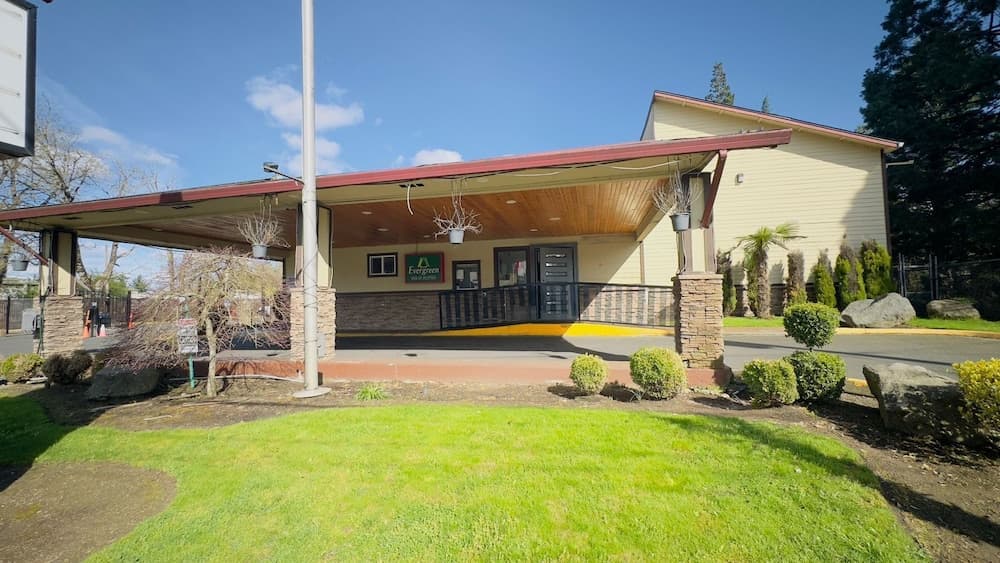 Evergreen Inn & Suites Portland Airport - Airport shuttle hotel near PDX