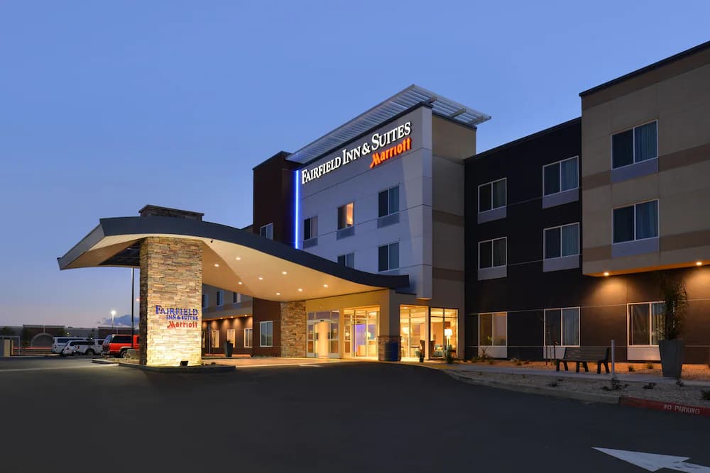 Fairfield by Marriott Inn & Suites Sacramento Airport Woodland - Airport shuttle hotel near SMF