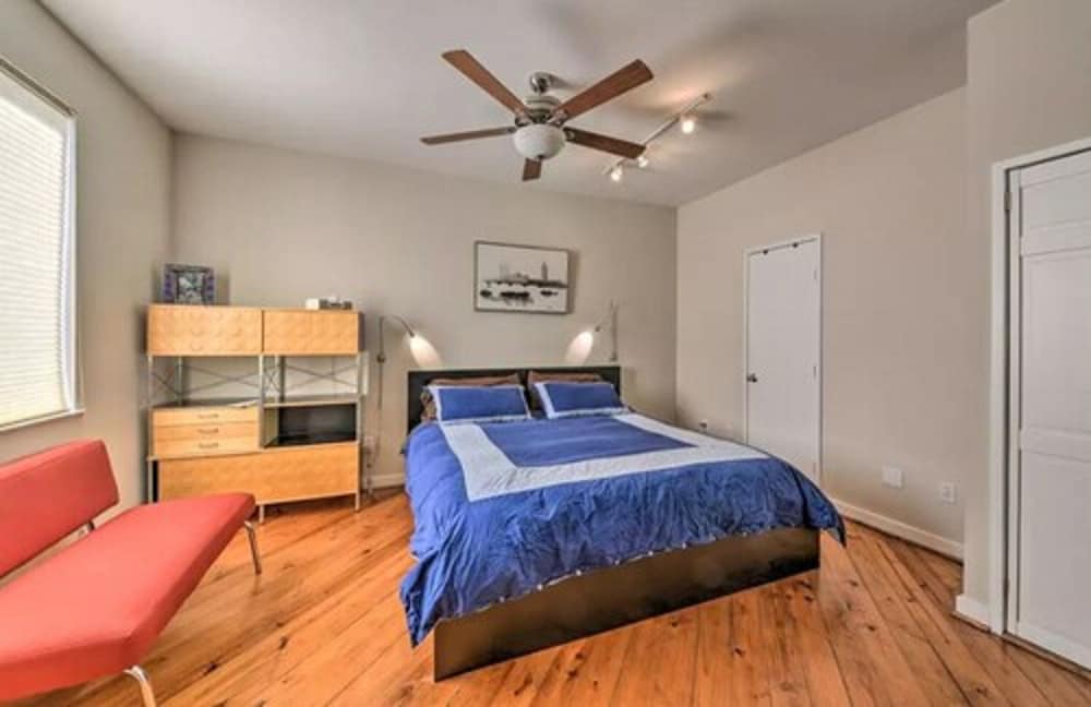 Modern B & B - Airport shuttle hotel near HOU