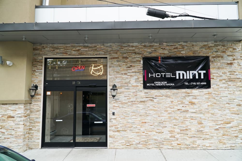Hotel Mint JFK Airport - Airport shuttle hotel near LGA